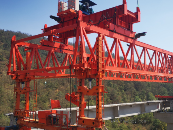 架橋機(jī)試吊中是否有特定的人員培訓(xùn)和技術(shù)認(rèn)證要求？