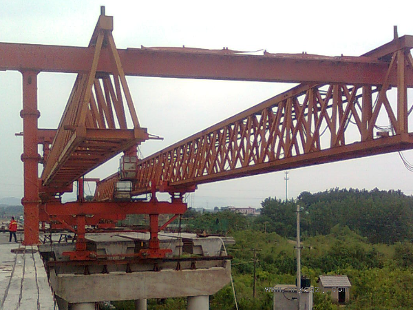 二手50噸架橋機(jī)多少錢(qián)一臺(tái)？購(gòu)買(mǎi)時(shí)需要注意什么？