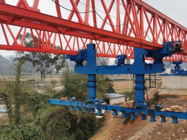 如何確保50米架橋機(jī)在極端天氣條件下的施工**？