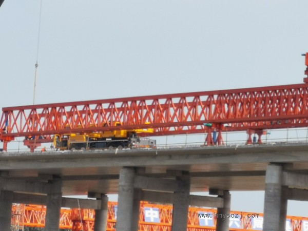 50噸架橋機(jī)施工時(shí)，如何進(jìn)行施工現(xiàn)場(chǎng)的布置和管理？