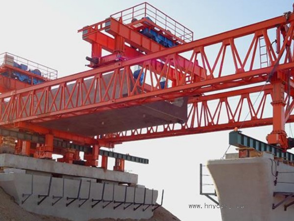 50噸架橋機(jī)施工時(shí)，如何進(jìn)行現(xiàn)場(chǎng)**防護(hù)？